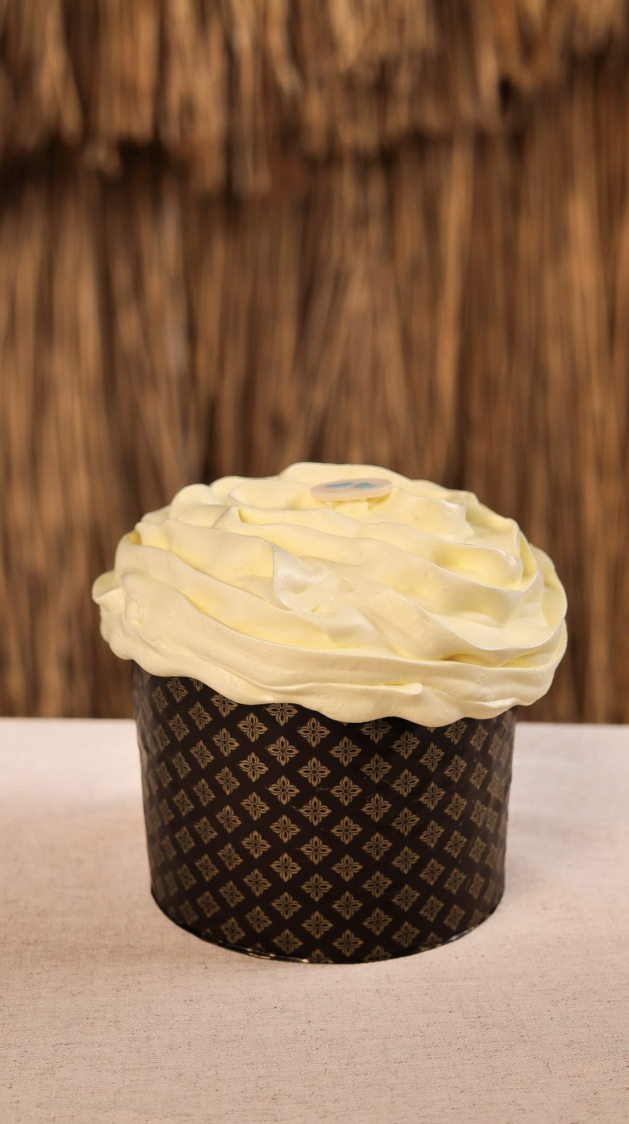 Традиційна паска з меренговою шапкою